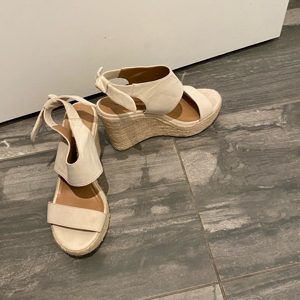 Cream Wedge